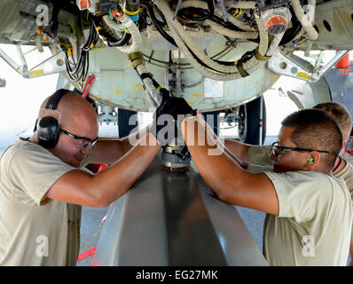 Airman Senior Babis Daniel, à gauche, et d'un membre de la 1re classe Anthony Rodriguez installer un connecteur ombilical dans un AGA formation-86B Missile de croisière à lanceur aérien classiques lors d'un B-52 Stratofortress charger une démonstration à Andersen Air Force Base, Guam, Octobre 17, 2012. Babis et Rodriguez sont 36e Escadron de maintenance des aéronefs de la Force expéditionnaire du chargement d'armes de techniciens. Les aviateurs sont déployés à partir de la 96e Unité de maintenance d'aéronefs expéditionnaire, Base aérienne de Barksdale, en Louisiane aviateur Senior Benjamin Wiseman Banque D'Images