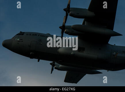 Un équipage de réserve de l'Armée de l'air d'un C-130 Hercules affecté à la 910th Airlift Wing à Youngstown (Ohio) Gare de la Réserve aérienne, effectue la pulvérisation aérienne le 25 juin 2014, au cours d'une base commune Charleston, S.C. Le C-130 Hercules et l'équipage pour les moustiques pulvérisé sur une base commune de Charleston. Le 910th AW est le seul à temps plein, l'unité de pulvérisation aérienne au sein du Ministère de la Défense. Airman Senior Dennis Sloan Banque D'Images