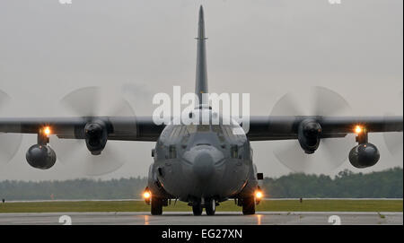 Un C-130 Hercules des taxis sur la piste 14 juillet 2014, à Westover Air Reserve Base, Mass. le C-130 crew ramassé 12 aviateurs affectés à la 439e Escadron d'évacuation aéromédicale. Æ unités fournissent Tactical Aeromedical Evacuation pour les soldats américains blessés et commandements unifiés régionaux. Les infirmières et techniciens médicaux ont la capacité de voler les patients sur plus de cinq aéronefs différents, qui comprennent le C-17 Globemaster III, KC-135 Stratotanker, C-21, C-130, et le KC-10 Extender. Le s.. Kelly Goonan Banque D'Images