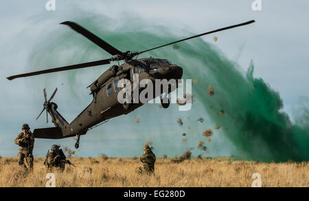 Un UH-60 Black Hawk énonce lors d'un événement de formation capstone 6 novembre 2014, au ruisseau marin complexe gamme, Idaho. Les membres de la 366e Escadre de chasse aux côtés de train de l'armée américaine et de Marine Corp affiliés d'exécuter des scénarios de fonctionnement réalistes, ce qui leur permettra d'opérer dans un environnement tactique. Le s.. Roy Lynch Banque D'Images