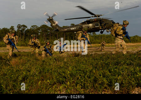 Les contrôleurs de combat de l'US Air Force conduite descendre en rappel à l'aide d'une formation d'insertion de la Marine américaine HH-60H Seahawk Hélicoptère Hélicoptère affecté à l'Escadron de Combat Mer 84 HSC à Hurlburt Field, en Floride, le 2 mai 2014, au cours d'Emerald Warrior 2014. Emerald Warrior est un U.S. Special Operations Command-parrainé deux semaines/mixte exercice tactique combiné conçu pour fournir un entraînement militaire réaliste dans un milieu urbain. Le s.. Tim Chacon Banque D'Images