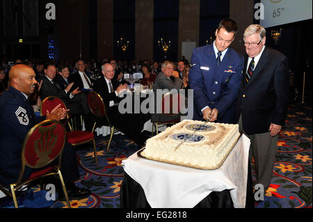 Le général à la retraite Tim Padden et Airman Samuel Macklin, couper le gâteau de cérémonie au cours d'un banquet organisé par la Fondation de l'espace en l'honneur de l'Air Force Space Command de célébration du 30ème anniversaire du 14 septembre 2012, à Colorado Springs, Colorado Padden est le troisième commandant de l'AFSPC et Macklin est du 721e Escadron des Forces de sécurité à Cheyenne Mountain Air Force Station. Le s.. Christopher Boitz Banque D'Images