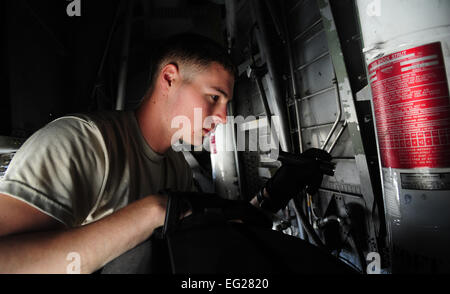 Airman Senior Beau Lewis, 146e Escadron de maintenance des aéronefs, chef d'équipe vérifie le pneu d'un C-130J Hercules pendant l'exercice lion avide 29 mai 2014, à une base aérienne dans le nord de la Jordanie. Avoir des C-130 participer à lion avide d'autres pays a donné l'occasion de pratiquer la tactique avec un appareil qu'ils pourraient autrement ne pas rencontrer. Le s.. Brigitte N. Brantley Banque D'Images