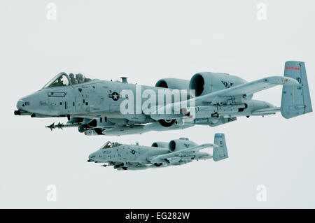 Premier lieutenant Micha Stoddard, voler l'avion de tête, et son ailier, le Capitaine Casey Peasley, voler leur A-10 Thunderbolt II dans une formation en échelon, le 26 mars 2014, en route à partir de la Base aérienne de Barksdale, en Louisiane, à leur base dans la région de Boise, Idaho. Les équipages ont effectué un ravitaillement en vol avec un KC-135 de la Garde nationale de l'Utah Stratotanker après l'exercice de combat air Drapeau vert à l'Est. Stoddard et Peasley sont affectés à la 190e Escadron de chasse. Le sergent-chef. Becky Vanshur Banque D'Images