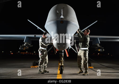 Steven Navigant de première classe à gauche et d'un membre de la 1re classe Taylor préparer un MQ-9 Reaper pour le vol au cours de l'exercice Combat Hammer, 15 mai 2014, à Creech Air Force Base, Nevada Reaper a volé les équipes de mission d'une semaine, où ils ont sorti le GBU-12 Paveway II AGM-114 Hellfire et des munitions. Steven et Taylor sont MQ-9 Reaper crew chiefs à partir de la 432e Escadron de maintenance des aéronefs. Le s.. Nadine Barclay Banque D'Images