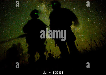 Les soldats de l'armée américaine avec le 1er bataillon du 501e Régiment d'infanterie leur zone de numérisation, le 2 mai 2012, près de l'avant poste Sabari, Afghanistan. Les soldats ont commencé une mission d'assaut aérien près de la frontière pakistanaise de l'Est de l'Afghanistan, la province de Khost. Le s.. DeMotts Joshua L. Banque D'Images