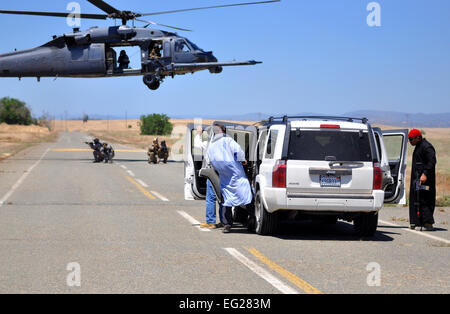 Les membres de la 129e Escadron de sauvetage des forces d'opérations spéciales et effectuer l'interception du véhicule au cours d'un combat de l'exercice de recherche et sauvetage à Beale Air Force Base, en Californie, le 31 mai 2013. L'escadron utilisé le HH-60G Pave Hawk pour missions CSAR. Robert Scott Banque D'Images