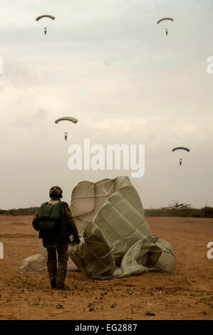 L'US Air Force une pararescueman avec le 82e Escadron de sauvetage expéditionnaire acquiert le contrôle sur son parachute près d'une plage par Camp Lemmonier, Djibouti, le 14 mars 2014. Pararescuemen former périodiquement pour maintenir un haut niveau de compétence d'effectuer des missions dans toute la Corne de l'Afrique. Le s.. Erik Cardenas Banque D'Images