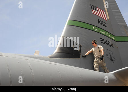 Airman Senior Beau Lewis, 146e Escadron de maintenance des aéronefs, chef d'équipe vérifie la queue d'un C-130J Hercules pendant l'exercice lion avide 29 mai 2014, à une base aérienne dans le nord de la Jordanie. Les plus de 6 000 soldats américains participant au lion avide : troupes de toutes les branches de l'armée américaine. Le s.. Brigitte N. Brantley Banque D'Images