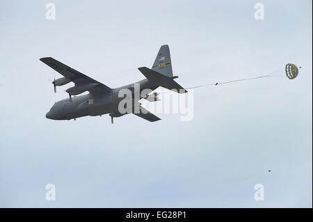 Un C-130 Hercules de la Base aérienne de Little Rock supprime une palette de chargement à la zone de largage, le 3 octobre 2012. L'avion a été la participation à la formation d'une grande exploitation, soit 14 C-130. Tech. Le Sgt. Tchad Chisholm Banque D'Images