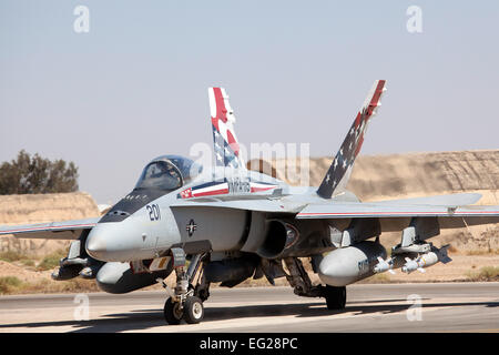 Une aire marine de F-18 Hornet taxis en position pour le décollage à une base d'entraînement dans le Nord de la Jordanie dans le cadre de l'exercice lion avide. Les jets Marine jouera "agresseurs" au cours des manœuvres qui ont lieu ici, dans le cadre de la formation continue effectuée entre les Américains et les Jordaniens. Désireux Lion est un commandement central des États-Unis-dirigé sur le thème de la guerre irrégulière, l'accent sur l'exercice des missions aux États-Unis et ses partenaires de coalition pourrait effectuer à l'appui des opérations de contingence. Le conseiller-maître Sgt. John P. Rohrer Banque D'Images