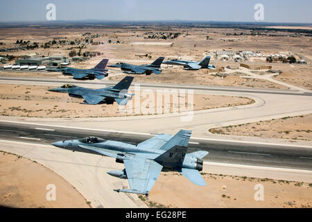 Un F-16 Fighting Falcon mène un autre F-16 jordanienne, ainsi qu'un F-16 américain du 120e Escadron de chasse, Colorado Air National Guard, et deux F-18 de la Marine VMFA-115 sur une base d'entraînement dans le Nord de la Jordanie. Ces appareils représentent certains des actifs impliqués dans l'exercice Lion désireux d'être tenu en Jordanie. Désireux Lion est un commandement central des États-Unis-dirigé sur le thème de la guerre irrégulière, l'accent sur l'exercice des missions aux États-Unis et ses partenaires de coalition pourrait effectuer à l'appui des opérations de contingence. Le conseiller-maître Sgt. John P. Rohrer Banque D'Images
