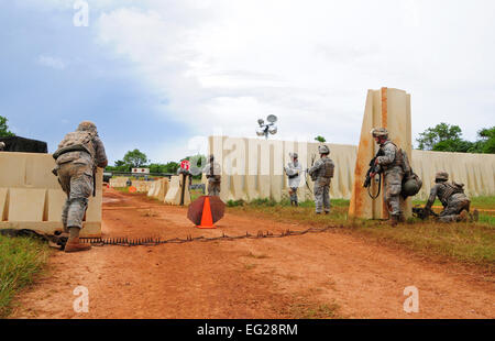 Les étudiants de guerrier Commando Kadena Air Force Base, au Japon, et Eielson AFB, Ala., gardent l'entrée d'une base d'opérations avancée guerrier Commando à Guam le 24 septembre, 2012. Guerrier Commando est un cours pour les aviateurs des forces de sécurité de s'entraîner pour être efficace sur le plan tactique, en particulier dans les lieux de déploiement. Navigant de première classe Marianique Santos Banque D'Images