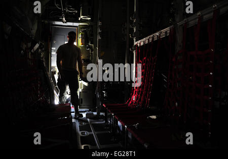 Airman Senior Beau Lewis, 146e Escadron de maintenance des aéronefs, chef d'équipage ne maintenance préventive d'un C-130J Hercules pendant l'exercice lion avide 29 mai 2014, à une base aérienne dans le nord de la Jordanie. Au cours de l'exercice annuel, plus de 12 500 personnes de plus de 20 nations se sont unis pour renforcer la sécurité régionale et la stabilité grâce à divers scénarios. Le s.. Brigitte N. Brantley Banque D'Images