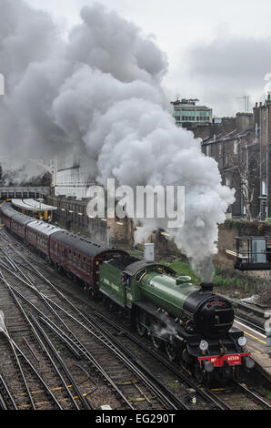 LNER Classe B1 Numéro 61306 locomotive nommé Mayflower a quitté la gare Victoria de Londres à destination de la côte sud. Train à vapeur britannique Banque D'Images