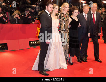 Berlin, Allemagne. Feb 13, 2015. Directeur britannique Sir Kenneth Branagh (2.f.R) pose avec acteurs (L-R) Richard Madden, Lily James, Cate Blanchett, Helena Bonham Carter, et Stellan Skarsgard lors de la première de la Cendrillon au 65e Festival International du Film de Berlin, Allemagne, 13 février 2015. Photo : Joerg Carstensen/dpa/Alamy Live News Banque D'Images