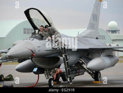 Le sergent de l'US Air Force. Steve Runger Navigant de première classe et Christian Cherven, 14e Unité de maintenance d'aéronefs techniciens en avionique, effectuer des opérations sur chèques différents systèmes sur un F-16 Fighting Falcon à base aérienne de Komatsu, Japon, le 12 novembre 2014. Ce F-16 est l'un des nombreux de Misawa Air Base, Japon, participant au programme de formation de l'Aviation à Komatsu. Le programme ATR dirige les unités de l'US Air Force pour effectuer la formation en dehors de leur lieu d'offrir un répit de bruit pour ceux qui vivent dans la communauté qui entoure leur maison. Au cours de cette RTA, plus de 120 aviateurs et pilotes f Banque D'Images