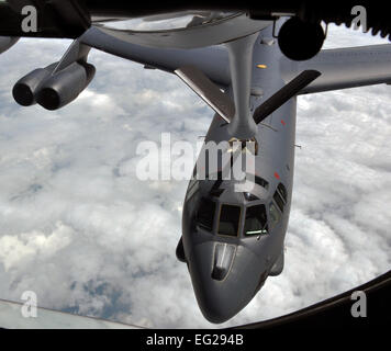 Un B-52 Stratofortress affecté à la 307e Bomb Wing, Base aérienne de Barksdale, en Louisiane, reçoit le carburant du KC-135 Stratotanker un de la 931st Groupe de ravitaillement en vol, McConnell Air Force Base, au Kansas, au cours d'un exercice d'entraînement en vol, le 12 mai 2014. Les deux équipages rendezvoused La réserve de la Force aérienne dans le ciel au-dessus de l'ouest du Texas, de pratiquer des techniques de ravitaillement en vol et à maintenir leurs compétences. Le capitaine Zach Anderson Banque D'Images