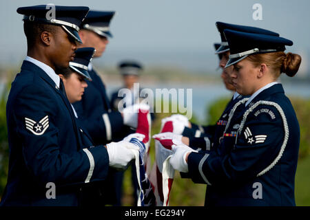 La garde d'honneur Hickam plis rituellement un drapeau américain au cours de la cérémonie de dispersion des cendres Master Sgt supérieurs à la retraite. Raymond L. Perry, au champ Joint Base Hickam, Harbor-Hickam Pearl, Washington, 7 décembre 2012. Perry est un 7 décembre 1941, Champ Hickam survivant attaque dont le désir n'a pour sa famille pour revenir à lui et la propagation Hickam ses cendres. Il a servi 26 ans dans l'Armée de l'air et a été un membre fondateur de la carrière de sauveteurs-parachutistes champ. Il est retourné à Hickam et servira pendant plus de 20 ans comme inspecteur pour l'incendie Incendie Hickam ministère. Le s.. Mike Meares Banque D'Images