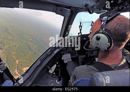 Capt Mark Fischer sondages le paysage pendant un virage le 11 octobre 2010, à Fort Benning, Géorgie un C-17 Globemaster III d'équipage de la 15e Escadre l'avion de New York à Fort Benning pour appuyer l'étudiant jump exigences de la 507e Airborne School. Le capitaine Fischer est un 535e Escadron de transport aérien de pilote Joint Base Harbor-Hickam Pearl. Le s.. Nathan Allen Banque D'Images