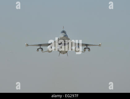 Un F-16 Fighting Falcon avec le 100e Escadron de chasse expéditionnaire "Red Tails" vole au-dessus de l'Afghanistan à l'aérodrome de Bagram, en Afghanistan, le 7 août, 2014. La mission de la F-16 Fighting Falcon ici est d'offrir le air et air-sol, soutien à l'opération Enduring Freedom. L'unité est déployée à partir de la 187e Escadre de chasse à Montgomery (Alabama) Le s.. Evelyn Chavez Banque D'Images