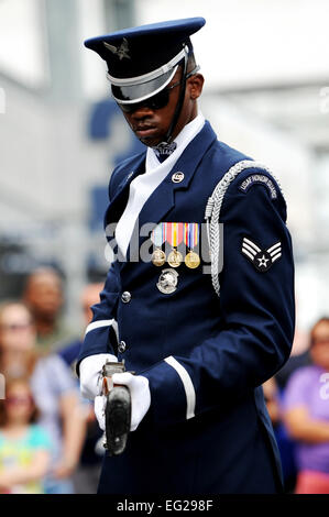 Une garde d'honneur de l'US Air Force membre de l'équipe de forage effectue au cours de la Semaine de l'Armée de l'Air 2012 à New York, le 19 août 2012. L'équipe de forage réalisé plusieurs spectacles tout au long de la ville pendant la Semaine de l'Armée de l'air. Fuentes-Contreras Grovert Senior Airman Banque D'Images