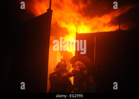 Les membres de la 106e Escadre de sauvetage du service d'incendie du train sur divers systèmes anti-incendie à l'École des pompiers du comté de Suffolk à Yaphank, NEW YORK), le 9 mai 2014. Air National Guard photo de Tech. Le Sgt. Monica Dalberg Banque D'Images