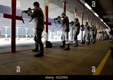 Les formateurs de l'escadron des forces de sécurité au cours de positions multiples pratique un exercice de tir pour lutter contre la formation progressive des solutions à Scott Air Force Base, dans l'Illinois, le 8 avril 2014. Le combat militaire trains Solutions progressive et le personnel d'application à un processus de prise de décisions à l'origine d'une analyse comparative par l'Armée de l'air connu comme Observer, Orienter, Décider et agir. L'Air Mobility Command et le 375e Escadron des Forces de sécurité a accueilli cette formation avec l'objectif de mise en oeuvre l'ensemble de CMA à l'avenir. Frères Kiana Navigant de première classe Banque D'Images