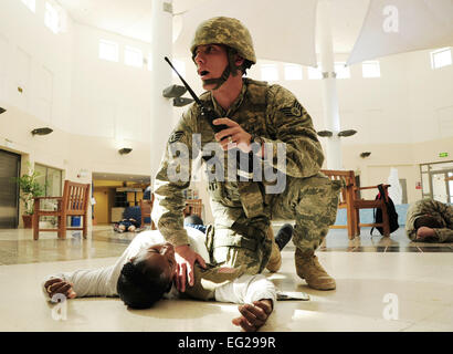 Le sergent de l'US Air Force. William Vernon appelle à l'aide médicale au cours d'un exercice de tir, le 14 février 2012, dans le sud-ouest de l'Asie. L'exercice à l'épreuve la défense nationale et les capacités d'intervention des membres du Service des États-Unis et ses partenaires de la coalition sur l'installation. SSgt Vernon est un spécialiste de la défense au sol affecté à la 379e Escadron des Forces de sécurité de l'expéditionnaire. Airman Senior Michael Charles Banque D'Images