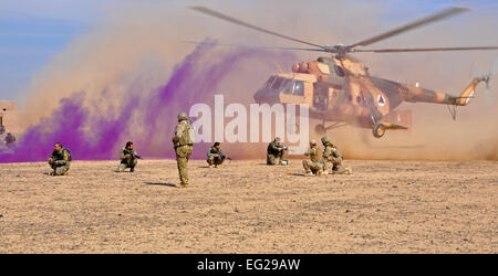 Un hélicoptère Mi-17 de l'armée de l'air (dans le cadre d'un exercice d'assaut aérien avec les membres de l'Escadre aérienne de Kandahar Les Forces de sécurité le 10 novembre 2013, le kandak, près de l'aérodrome de Kandahar, Afghanistan. Les membres du kandak menée s'envoler avec formation formation conjointe de l'OTAN, conseillers du 443rd et 441e Escadrons consultatif expéditionnaire aérienne. La classe 18 personnes a appris les bases de l'agression de l'air, y compris l'infiltration et l'exfiltration, déchargement et chargement à partir d'un aéronef et comment sécuriser un avion. Le capitaine Anastasia Wasem Banque D'Images