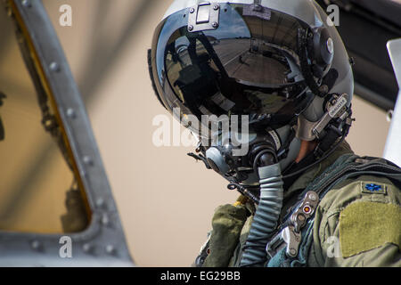 Lieutenant-colonel David effectue des vérifications prévol Rayman, le 17 juillet 2014, à Moody Air Force Base, Ga, le vol a passé les Rayman 3 000 heures de passage à l'A-10 Thunderbolt C II. Rayman est le commandant du 75e Escadron de chasse. Navigant de première classe Ryan Callaghan Banque D'Images