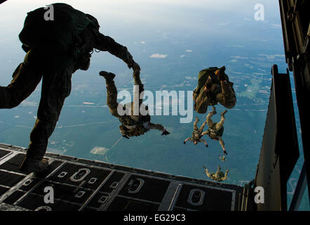 Les membres du 22e Escadron tactique spéciale sauter d'un MC-130H Combat Talon II, 2 mai 2014, au cours de l'émeraude au guerrier Hurlburt Field (Floride) Emerald Warrior est un annuel, exercice conjoint de formation, opérations spéciales et classiques, les forces du pays partenaire dans la lutte contre des scénarios conçus pour perfectionner les opérations spéciales de combat aérien et terrestre, et des compétences est le ministère de la défense est que la guerre irrégulière de l'exercice. Le s.. Marleah Miller Banque D'Images