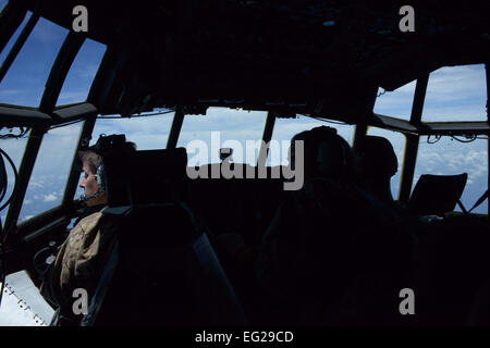 Le Major Caroline Beck, 17e Escadron d'opérations spéciales MC-130P pilote, identifie le KC-135 Stratotanker a soutenu devant le commence de ravitaillement en vol sur la mer de Chine orientale, le 19 juillet 2013. Le 909e Escadron de ravitaillement en vol avec la 17e re effectuer le ravitaillement en vol régulier afin d'assurer les missions de la maîtrise pour les deux équipages. Tech. Le Sgt. Kristine Dreyer Banque D'Images