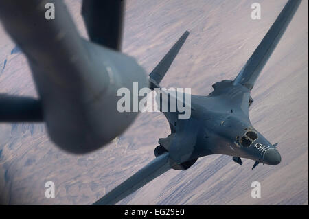 Un B-1B Lancer s'approche d'un KC-135 Stratotanker après avoir été ravitaillé au cours de l'exercice vert Flag-West 13-2 le 4 novembre 2012 plus de Nevada. Un drapeau vert typique comporte deux exercices de combat multi-rôle et/ou escadrons de bombardiers, des avions de guerre électronique, et d'avions de ravitaillement en vol des aéronefs. Le B1B Lancer est à partir de la 28e Bomb Wing de Ellsworth Air Force Base, S.D., et le KC-135 Stratotanker est à partir de la 350e Escadron de ravitaillement en vol à McConnell AFB, Kan. Le s.. Christopher Hubenthal Banque D'Images