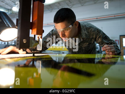 Benjamin Senior Airman Amirault utilise une scie à ruban pour éliminer l'utilisation des poly-métal à partir de la concordance signe le 15 août 2013, à Ellsworth Air Force Base, S.D. Le 28e Escadron de génie civile sign shop crée une grande variété de signes, y compris le trafic, immeuble, rue, la sécurité, et des signes d'événements spéciaux. Amirault est un 28e technicien en structures de la SCÉ. Navigant de première classe Alystria Maurer Banque D'Images