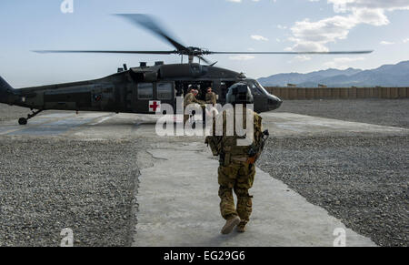 Le major Sandy Nestor avant-garde se prépare à une mission de transfert de patients, 13 mai 2013, à la base d'opérations avancée Orgun Est, l'Afghanistan. Des équipes d'évacuation médicale spécialisés dans le déplacement et le traitement des États-Unis et les forces de la coalition qui sont blessés et risque de mourir sans soins d'urgence immédiate. Nestor est une équipe d'évacuation tactique soins d'infirmière à l'armée par le 3e peloton, Compagnie C, 2-149 Soutien général du bataillon de l'aviation d'évacuation médicale. Le s.. Marleah Miller Banque D'Images