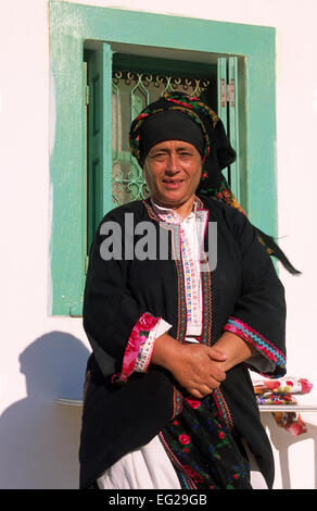 Grèce, Îles du Dodécanèse, Karpathos, Avlona, femme grecque portant des vêtements traditionnels Banque D'Images