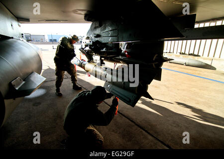 U.S. Air Force Tech. Le Sgt. Dennis Donahue ci-dessous et un membre de la 1re classe Desmond Charles ci-dessus à partir du New Jersey Air National Guard's 177e Escadre de chasse démonter GBU-12 Paveway II monté sur un F-16C Fighting Falcon au cours de la charge annuelle de la concurrence de l'équipage le 9 janvier à l'Atlantic City Air National Guard Base, au New Jersey. Donahue et Charles sont des spécialistes des systèmes d'armement d'aéronefs affectés au 177e Escadron de maintenance des aéronefs. Tech. Le Sgt. Matt Hecht Banque D'Images