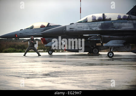 Navigant de première classe Zachary Jung signale un F-16 Fighting Falcon pour le départ le 29 janvier 2015, au cours d'un déploiement d'entraînement au vol à la baie de Souda, la Grèce. Jung, ainsi que 300 militaires de la Base Aérienne de Spangdahlem, en Allemagne, participent à la formation de vol entre le déploiement des forces aériennes américaines et hellénique à la baie de Souda, à partir de 16 Janv.-fév. 1. Jung est un chef d'équipe adjoint affecté au 52e Escadron de maintenance des aéronefs de la Force expéditionnaire du Canada, et le F-16 est attribué à l'expéditionnaire du 480e Escadron de chasse. Le s.. Joe W. McFadden Banque D'Images