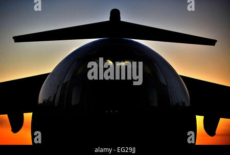 Un C-17 Globemaster III crew prépare une mission de ravitaillement en vol le 27 septembre 2012, à Joint Base Charleston, S.C. Navigant de première classe Matthew J. Bruch Banque D'Images