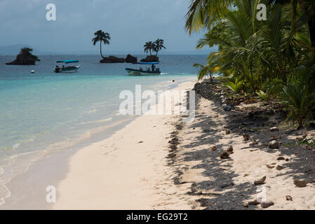 Plage de l'île prises à partir de la surface de l'eau avec une végétation tropicale, Bocas del Toro, la mer des Caraïbes, Zapatillas clés, le Panama. Banque D'Images