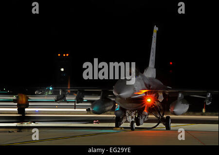 Un F-16 Fighting Falcon se déplace rapidement que les carburants de transport et des chefs d'équipage d'exécuter une technique appelée sex pit plein à Shaw Air Force Base, S.C., 9 novembre 2012. Sex pit ravitaillement en vol est une procédure généralement effectuée dans une situation de combat d'avions de ravitaillement rapide alors que leurs moteurs sont en cours d'exécution, résultant en une solution rapide pour faire le plein de pilotes de butée à droite de nouveau dans la lutte. Aviateurs affectés à la 20e et 20e Escadron de préparation logistique de l'Escadron de maintenance des aéronefs de pratiquer cette technique pour maintenir leurs compétences et de l'aide dans l'effort à fournir la puissance aérienne prêt au combat à tout moment. Personnel Banque D'Images