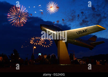 D'artifice exploser sur la base aérienne de Spangdahlem, en Allemagne, le 4 juillet 2013. Les membres de la communauté se réunissent pour apprécier les membres de la base et fermer la célébration de la Journée de reconnaissance de la Super Sabre. Kyle Gese Navigant de première classe Banque D'Images
