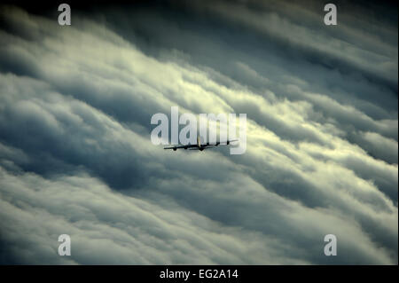 Un KC-135 Stratotanker avec le 756e Escadron de ravitaillement en vol, Joint Base Andrews, Md., vole dans les nuages de tempête sur leur façon de les rencontrer et faire le plein d'un C-17 Globemaster III avec le 15e Escadron de transport aérien au cours de l'effort mondial "aigles" au large de la côte est de la Floride le 12 juillet 2012. Le KC-135 a été la première de l'US Air Force avions à réaction et le ravitailleur KC-97 Stratotanker remplacé. Le Stratotanker était initialement chargé de faire le plein de bombardiers stratégiques, mais a été largement utilisé dans la guerre du Vietnam et plus tard des conflits comme l'opération Tempête du désert pour étendre la portée et l'endurance Banque D'Images