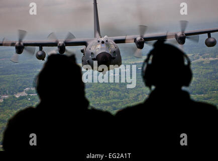 Les membres de l'équipage du 919th Special Operations Wing regarder leurs aéronefs, le MC-130E Combat Talon I, 15 avril, lors de son dernier vol avant la retraite. Les cinq serres dans l'Armée de l'air appartiennent à la 919th SOW. Ils vont faire un dernier vol pour le "talon" à la base aérienne Davis-Monthan Air Force Base, en Arizona, à la mi-mai. Tech. Le Sgt. Samuel King Jr. Banque D'Images