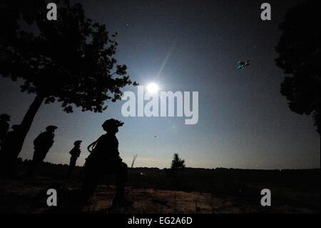 Les fantassins de l'Armée américaine affecté à la Compagnie Bravo, 2e Bataillon du 505th Parachute Infantry Regiment, 82nd Airborne Division de Fort Bragg, N.C., attendre dans l'obscurité à la Drop Zone Geronimo sur Fort Polk, en Louisiane Les soldats ont participé à un largage de masse qui a commencé la phase de combat au sol de Joint Readiness Training Centre 13-09 rotation le 18 août, 2013. Tech. Le Sgt. Gyokeres Parker Banque D'Images