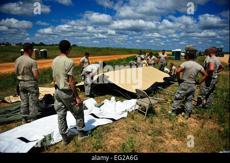 Aviateurs affecté à la 621e réponse d'aile à Travis Air Force Base, Californie, détruire leur base de soutien avancée de la mobilité de l'air au bord de la zone d'atterrissage Geronimo à Fort Polk, en Louisiane, à la fin de leur rotation Joint Readiness Training Centre 13-09, le 24 août, 2013. Le CRW est spécialisé dans l'établissement rapide des opérations de soutien à la mobilité de l'air en austère, frappés par des catastrophes ou des milieux hostiles en réponse aux catastrophes naturelles ou d'opérations de combat. Tech. Le Sgt. Gyokeres Parker Banque D'Images