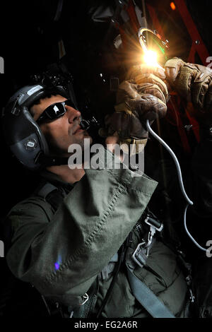 Tech. Le Sgt. Andy Strause des signaux aux avions à proximité, 7 mai 2014, alors que sur une mission de formation de ravitaillement hors de Kadena Air Base, au Japon. Au cours de la mission, le MC-130P Combat Shadow de l'équipage de la 17e Escadron d'opérations spéciales ravitaillé deux hélicoptères et effectué une formation pilote essentiel. Airman Senior Maeson L. Elleman Banque D'Images