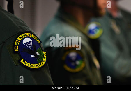 Les membres du 736e Escadron des Forces de sécurité reçoivent un briefing de mission de saut le 21 août 2013, sur la base aérienne d'Andersen, Guam. La journée de formation, les cavaliers reçoivent l'entraînement normalisé, en commençant par un exposé du jumpmasters. Navigant de première classe Marianique Santos Banque D'Images