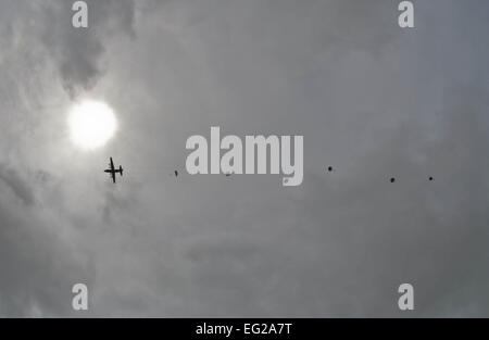 Les membres du 736e Escadron des Forces de sécurité sauter d'un Hercules C-130 le 21 août sur l'Andersen Air Force Base, Guam, ligne de vol dans le cadre du saut statique de la formation. Comme l'élément de protection de la force intégrée de la 36e Groupe d'intervention d'urgence, les membres de la 736e FS offrent une capacité aéroportée à réponse rapide qui sert à titre d'avance de l'équipe d'echelon pour des missions humanitaires et de toute la région Asie-Pacifique. Navigant de première classe Marianique Santos Banque D'Images